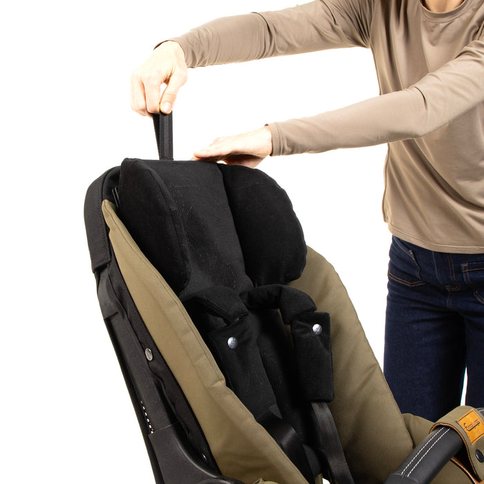Adjusting the FLAT+ seat’s headrest