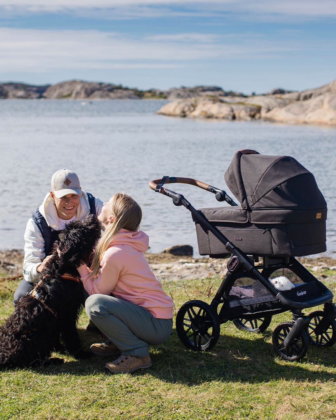 SENTO PRO Outdoor Brown with carrycot beside the coast, model year 2027