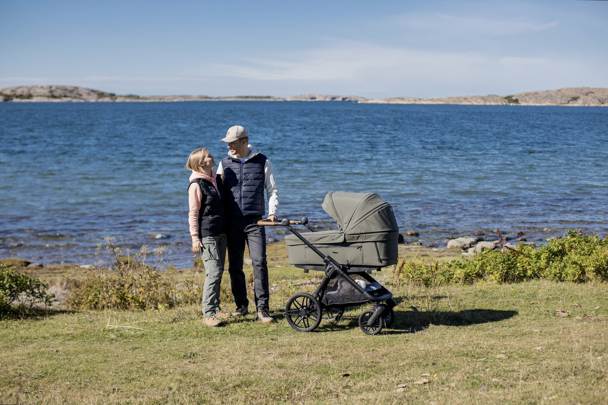 
Et par med Big Star SENTO Outdoor Green ved havet.