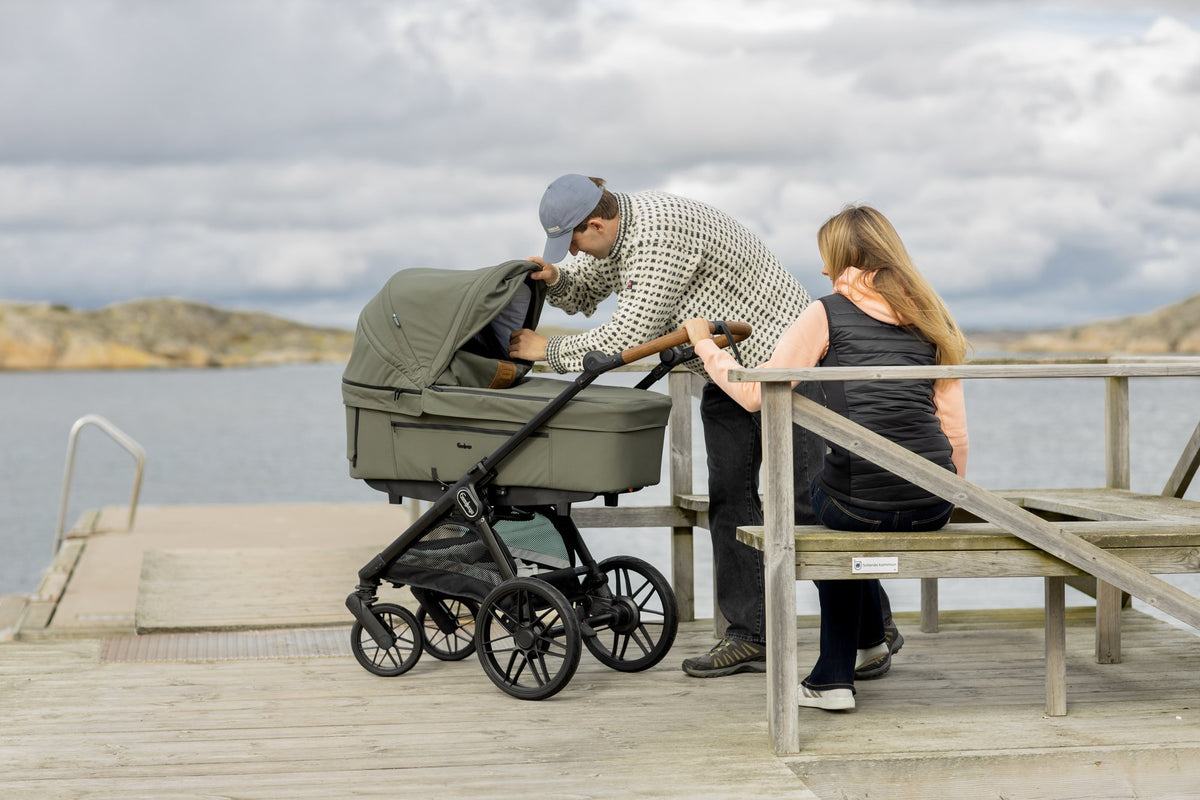 
En familie med Big Star SENTO Outdoor Green på en badebro.
