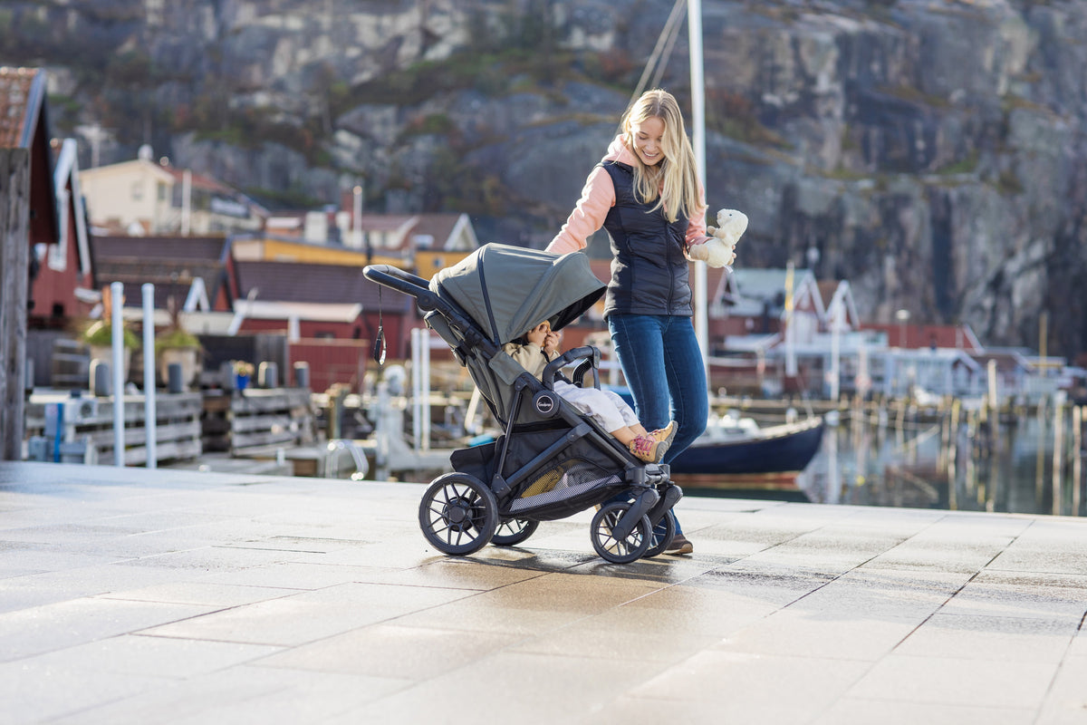 Green stroller with a mesh shopping basket on the harbour promenade